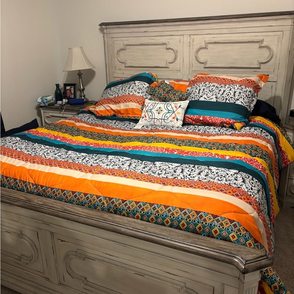 Colorful Striped Bedding Set - Picture 2 of 3